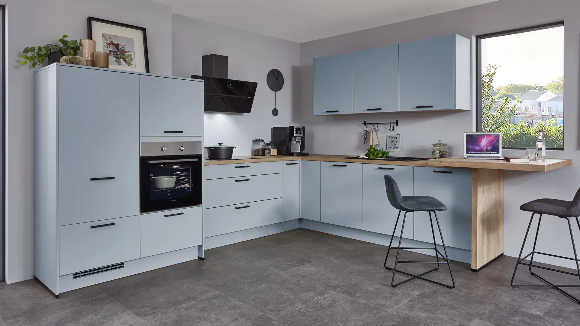 Stylische nobilia-Winkelküche Senso  mit Fronten in Lack, Sky Premium matt. Arbeitsplatte und Ansatztisch in Endgrain Oak Nachbildung