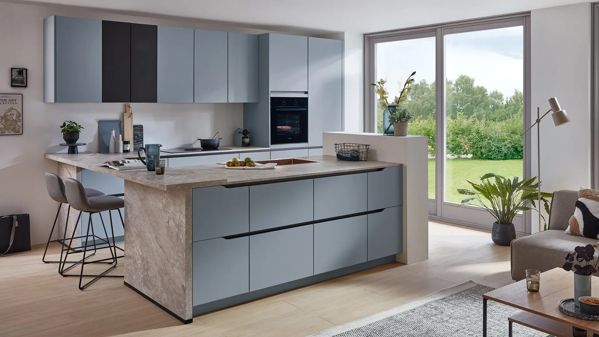 Grifflose nobilia®-Küchenkombination Senso mit Fronten in Lack, Sky Premium matt. Arbeitsplatte in Limestone Nachbildung
