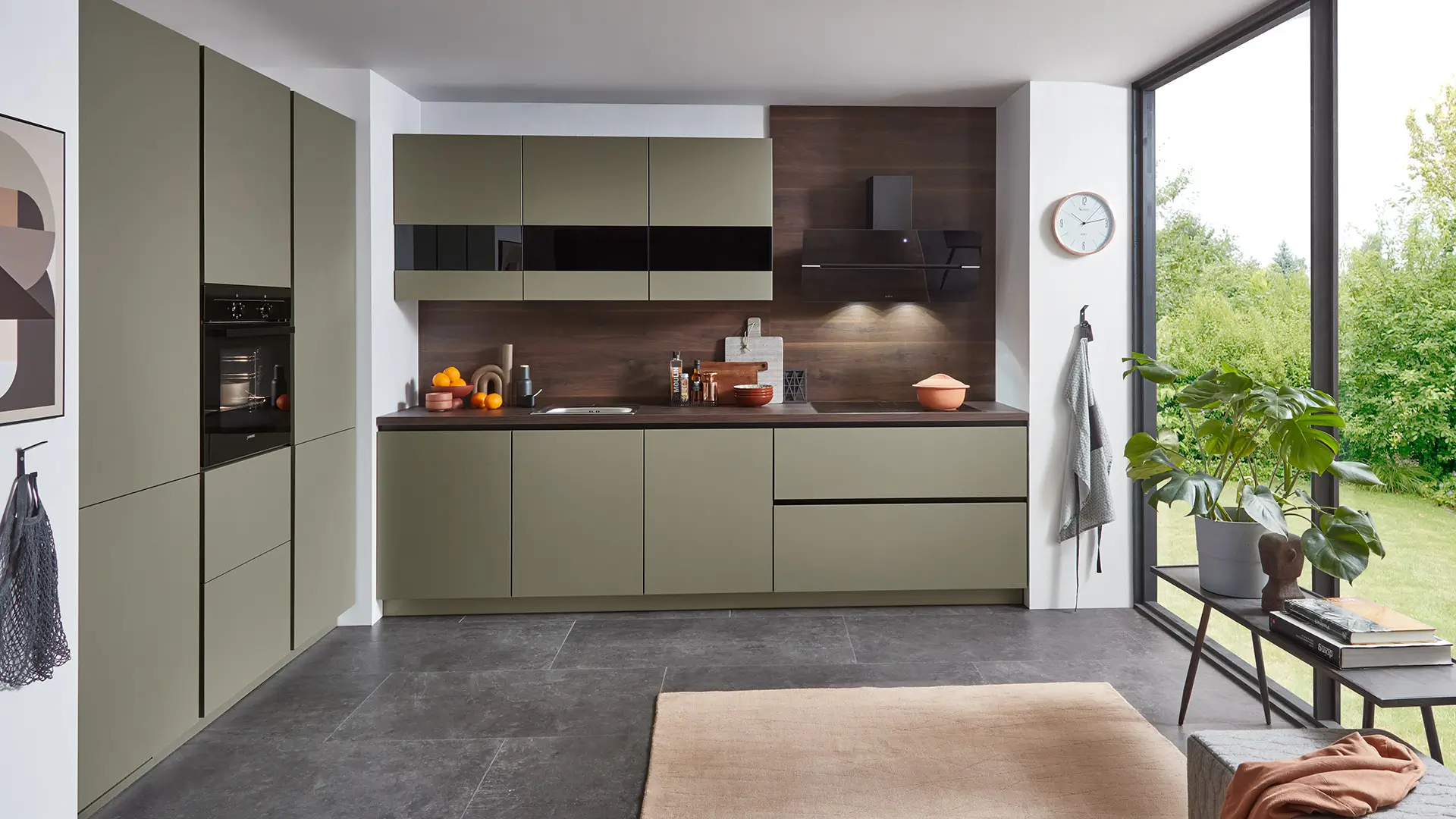Grifflose nobilia-Küchenkombination Senso mit Fronten in Lack, Olive Premium matt