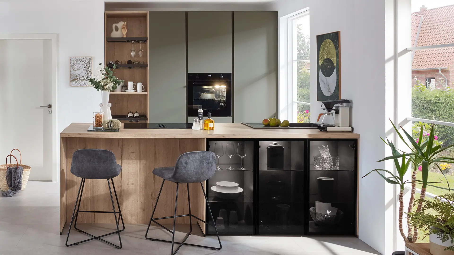 Grifflose nobilia®-Küchenkombination Senso mit Fronten in Lack, Olive Premium matt Arbeitsplatte, Korpus und Nischenverkleidung in Eiche Sierra Nachbildung