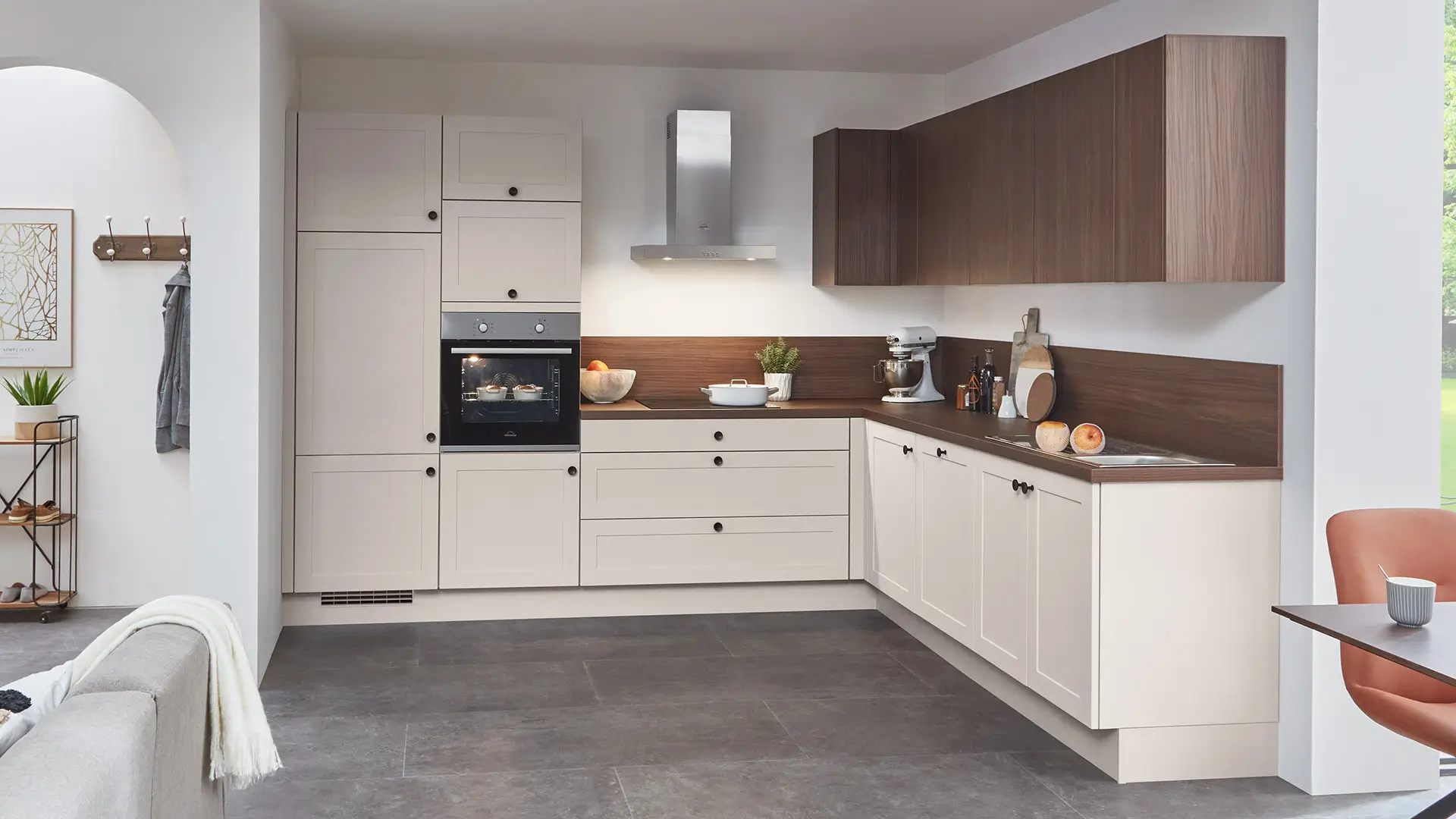 nobilia®-Winkelküche im Landhaus-Stil Nordic mit Fronten in Lack, Sand matt