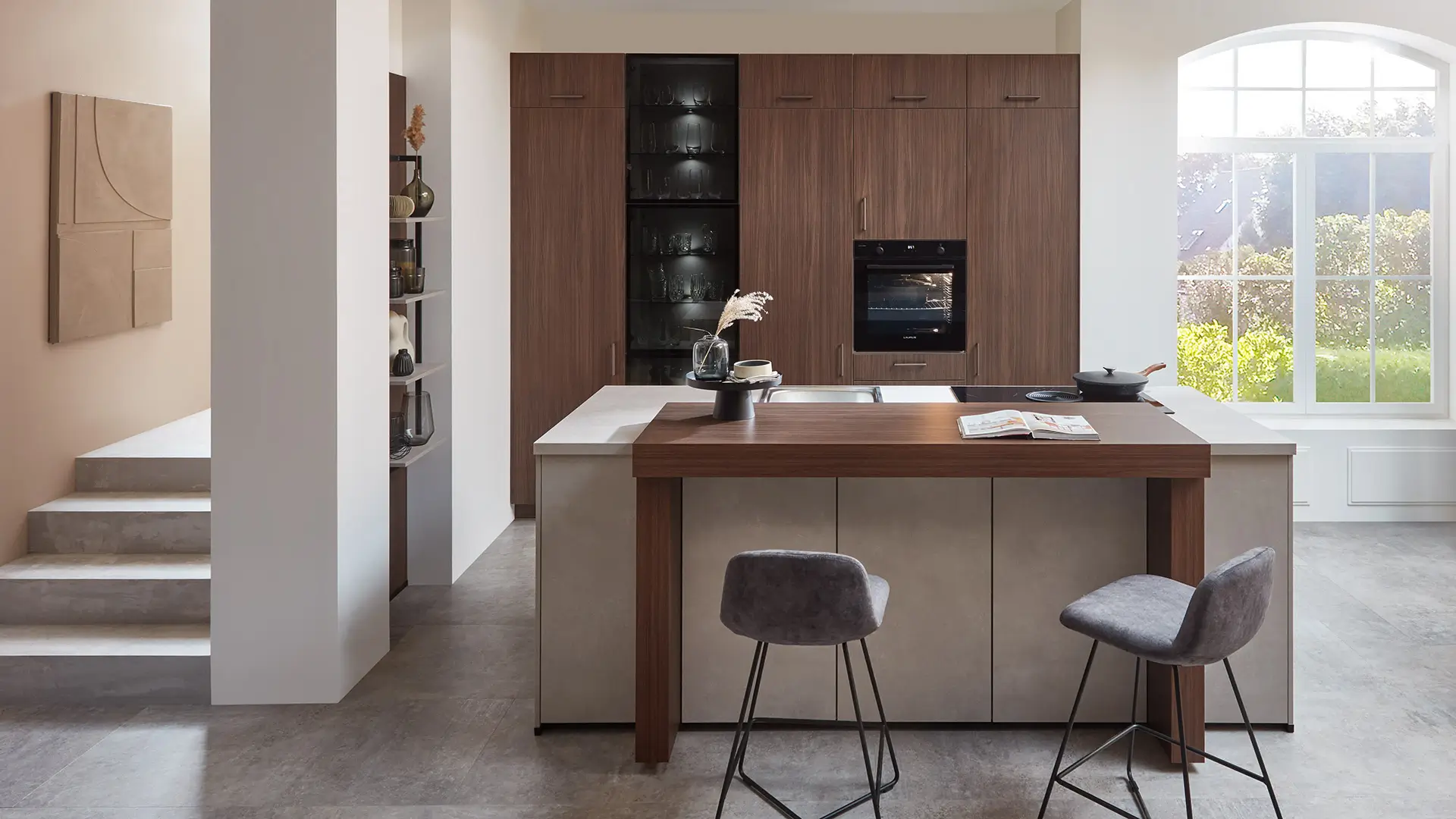 Großzügige nobilia®-Küchenkombination Structura mit Fronten und Ansatztisch in Nussbaum Milano Nachbildung und Fronten und Arbeitsplatte in Beton Sand Nachbildung