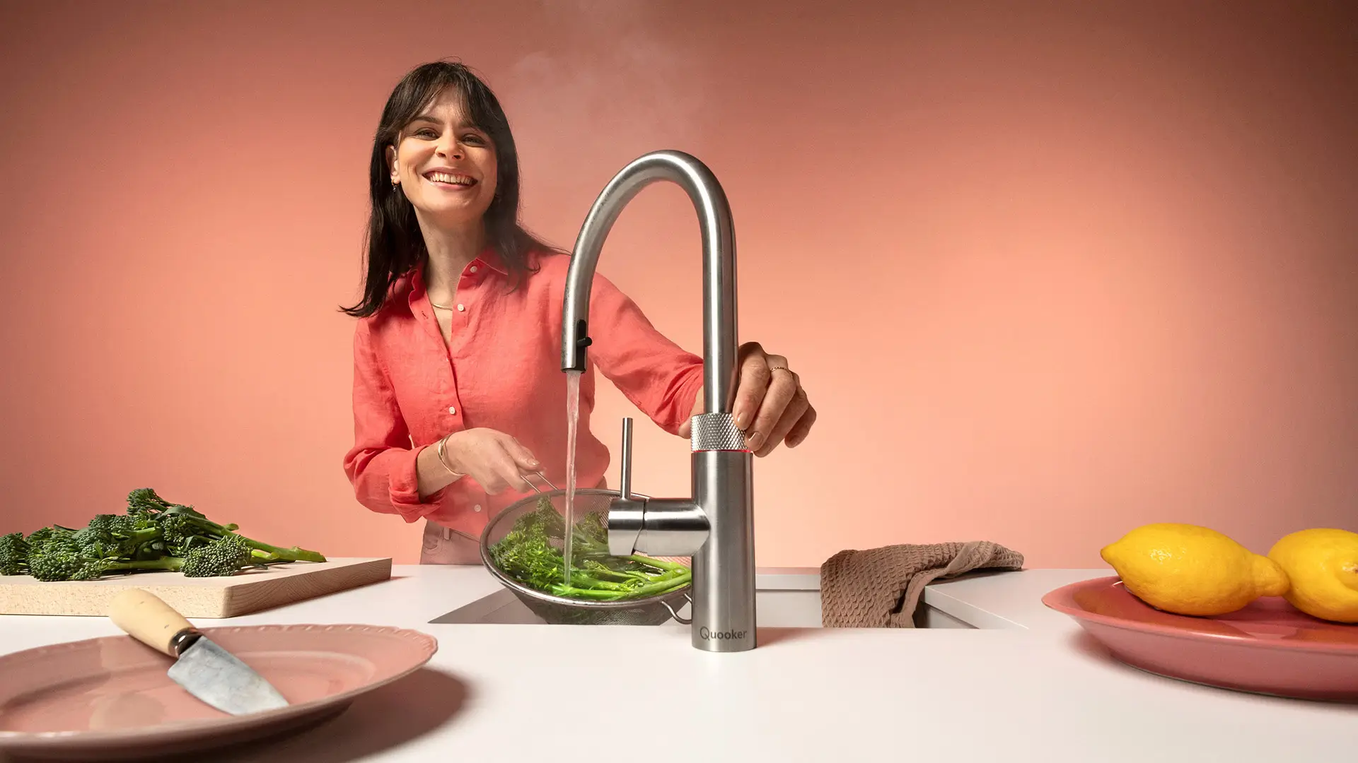 quooker hero bild frau mit wasserhahn