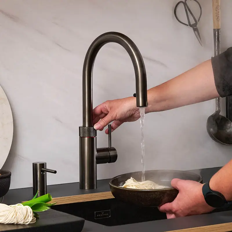 quooker wasserhan mit laufender wasser auf essen