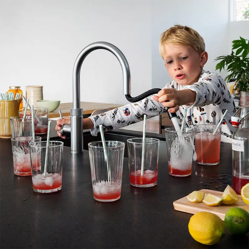 quooker wasserhahn kind füllt gläser