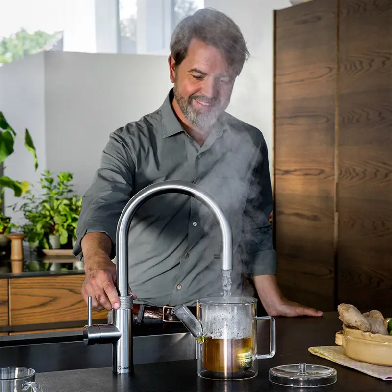 quooker wasserhahn mann füllt wasserkocher